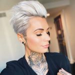 Taglio di capelli corto bianco tatuaggi