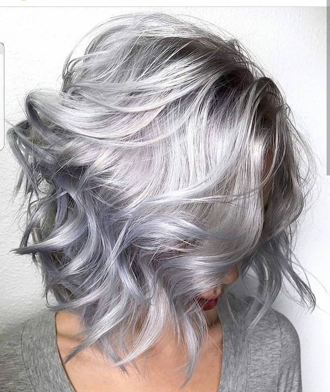 Taglio medio grigio con piega mossa - @wickeddopehair