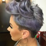 Taglio pixie con base grigia e riflessi viola - @katiezimbalisalon