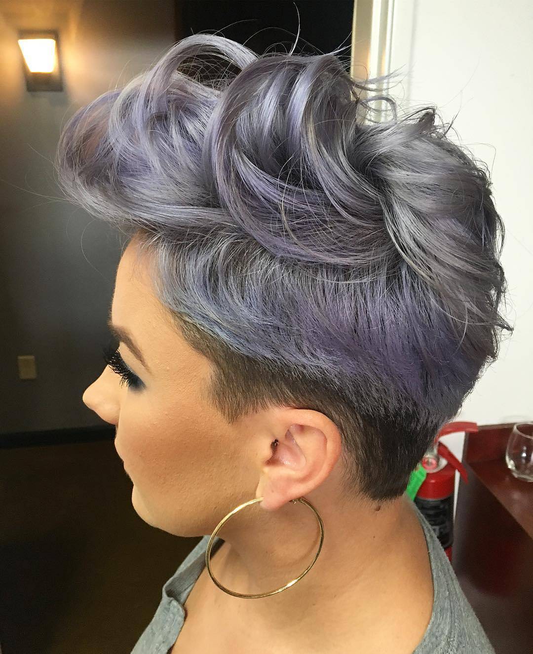 Taglio pixie con base grigia e riflessi viola - @katiezimbalisalon