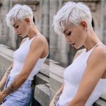 Taglio pixie con colorazione bianca - @fanniewilkens
