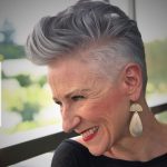 Taglio pixie grigio per le over 60 - @deborah__darling