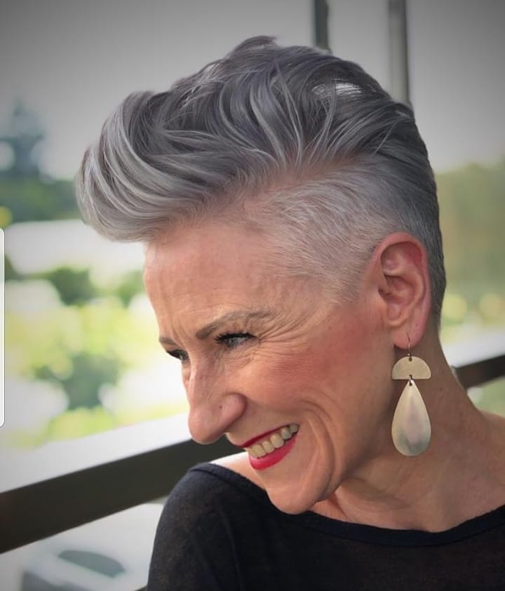 Taglio pixie grigio per le over 60 - @deborah__darling