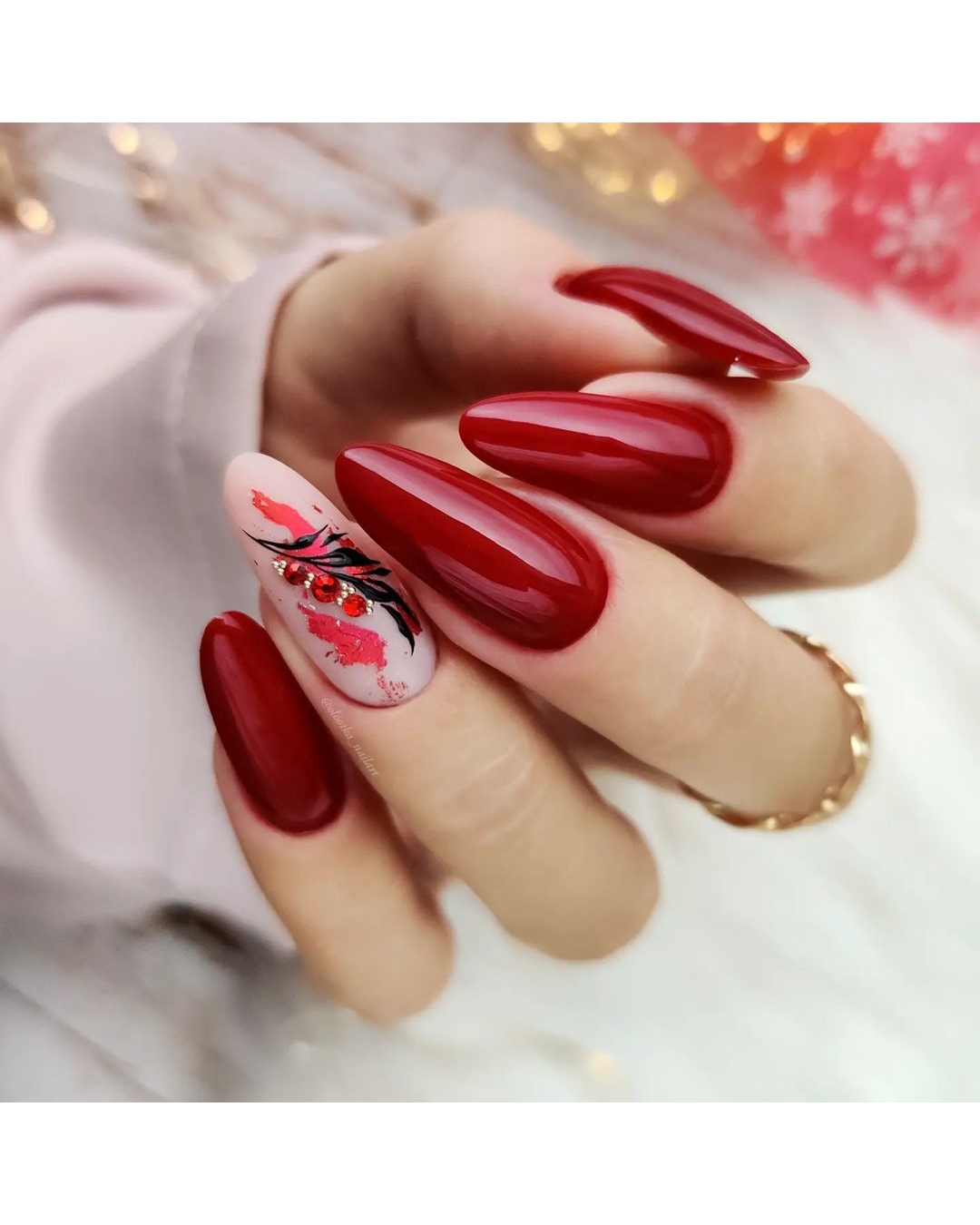 Unghie rosse a punta - @olootka_nailart