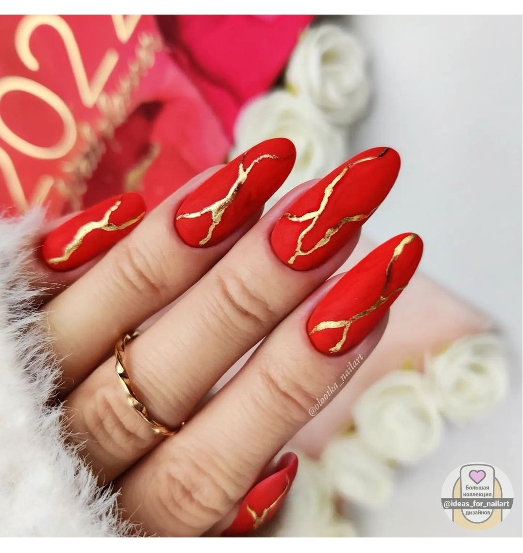 Unghie rosse con disegni oro - @ideas_for_nailart
