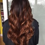 Balayage leggermente ramato su capelli castani