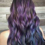 Capelli lunghi con sfumature blu e viola - @kuthaus_glendora