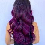 Capelli lunghi con sfumature viola prugna - @hairbynoora