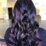 Capelli lunghi mossi con sfumature viola - @presleypo