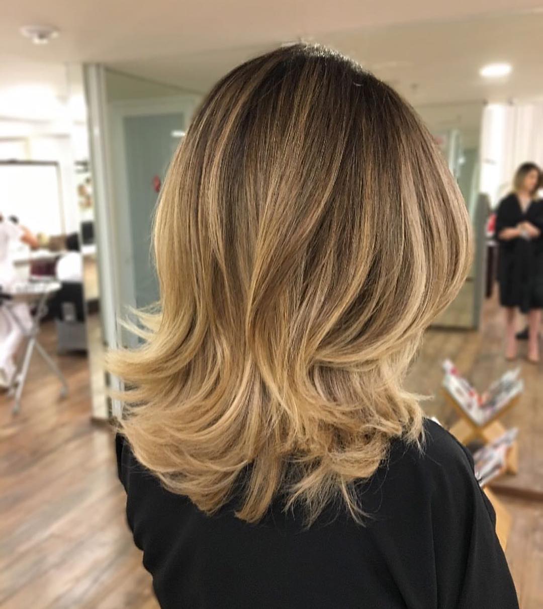 Capelli medi colorati con balayage