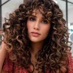 Capelli ricci castani con riflessi