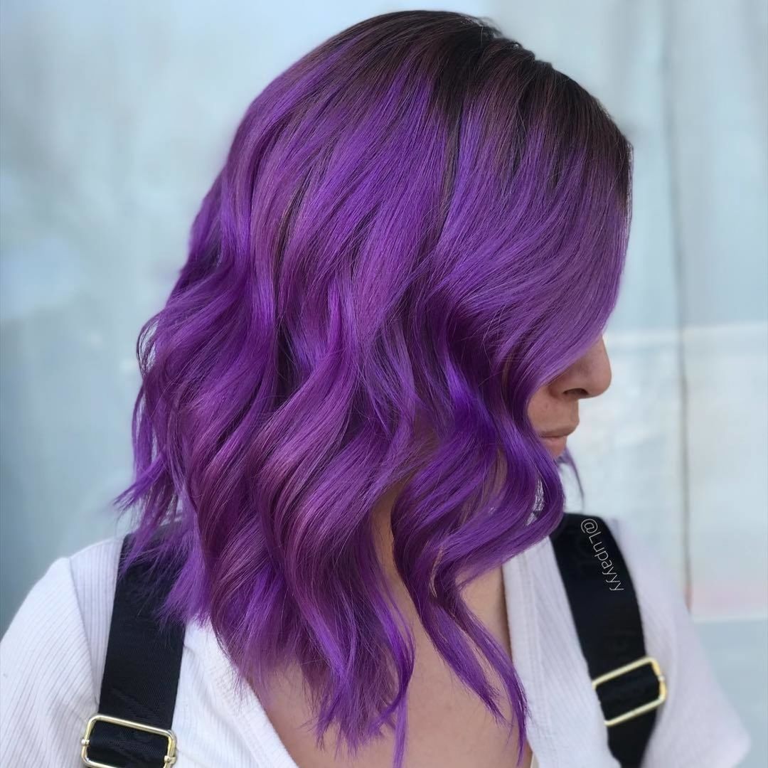 Capelli viola ondulati