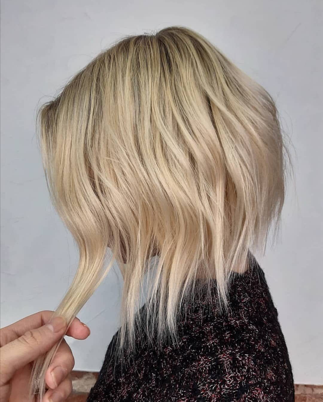 Long bob biondo platino - @mikerovstylist