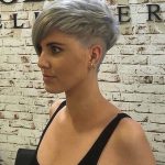 Pixie corto spigoloso grigio