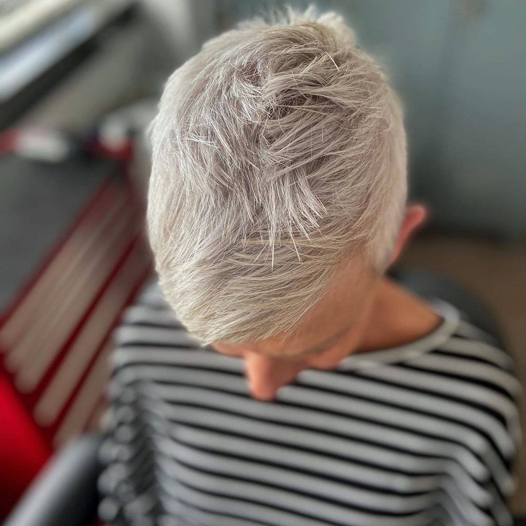 Taglio pixie adatto alle over 60 - Taglio pixie cortissimo visto da dietro - @hfdzk.womensbarbershop