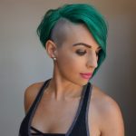 Taglio pixie rasato con colore verde - @emilyandersonstyling