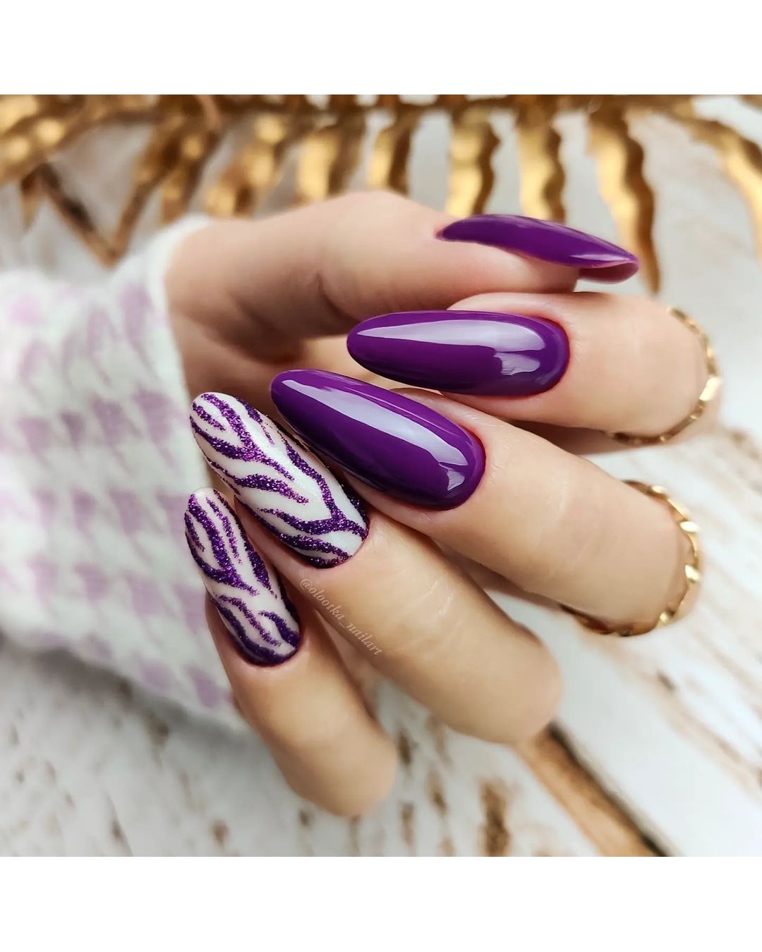 Unghie a mandorla viola scuro - @olootka_nailart