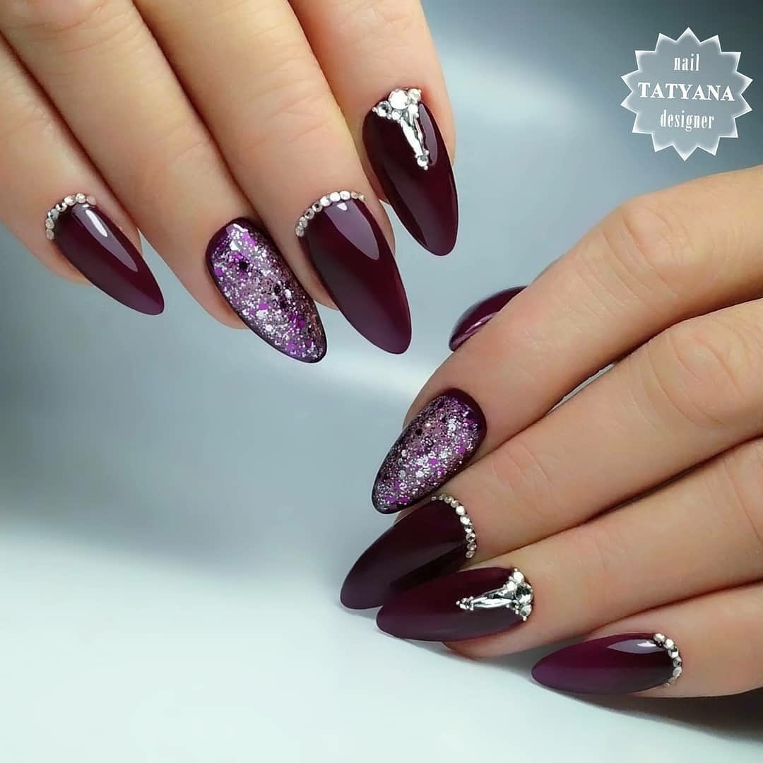 Unghie con forma a punta viola scuro - @ideas_for_nailart