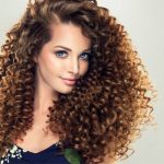 Capelli ricci, chioma sana e folta - stock.adobe.com