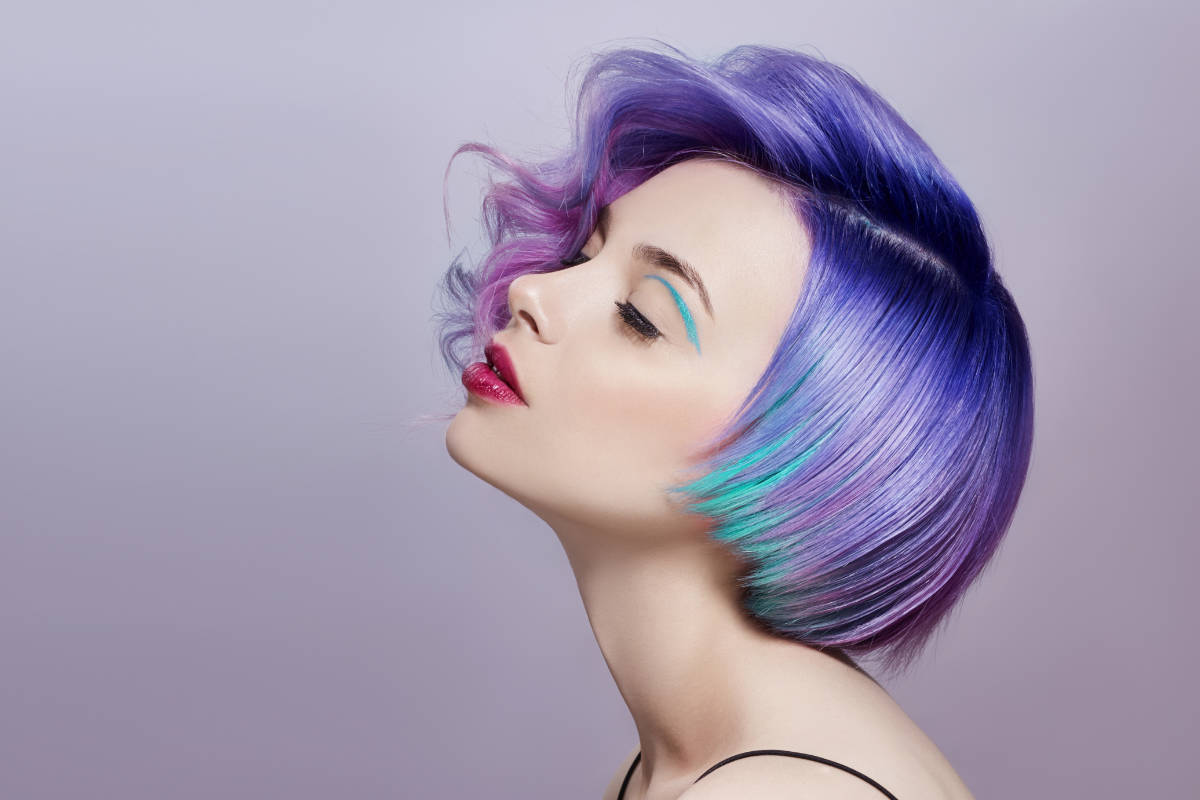 Tagli corti e medi con capelli colorati