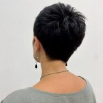 Capelli corti e scuri da dietro