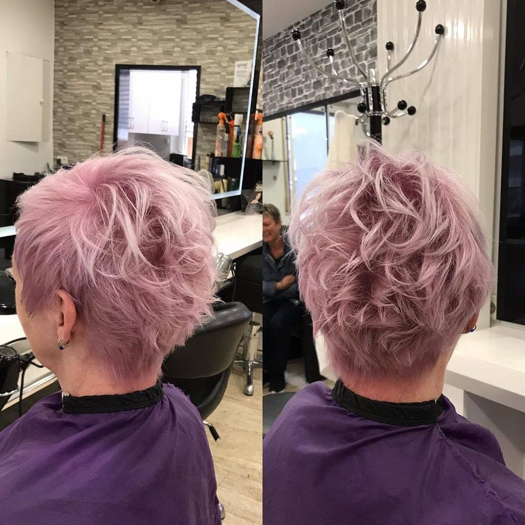 Capelli corti rosa da dietro