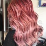 Capelli fucsia lunghi mossi