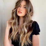 Capelli lunghi castani balayage chiaro