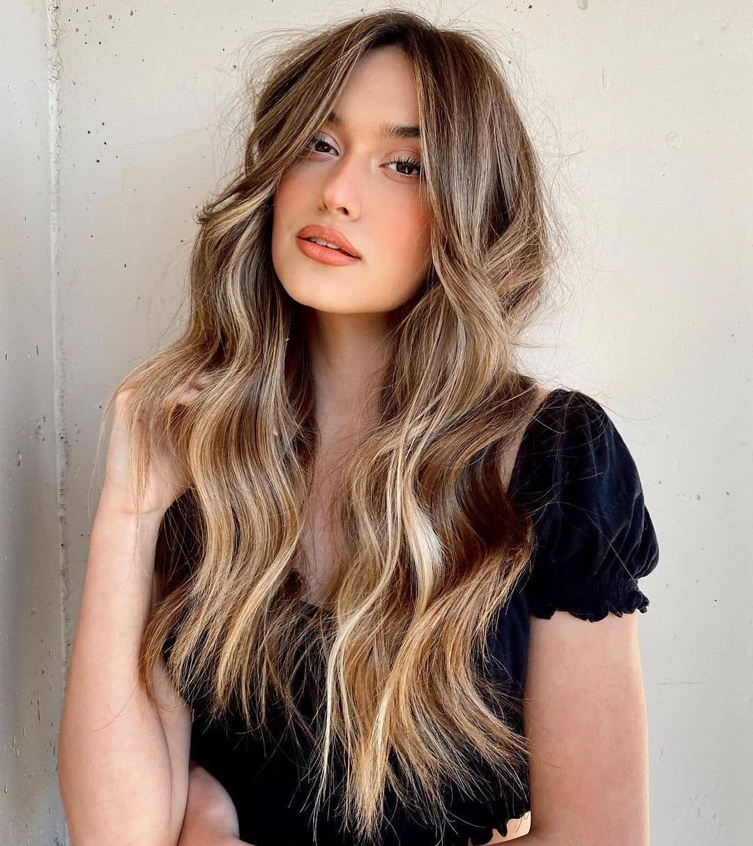 Capelli lunghi castani balayage chiaro