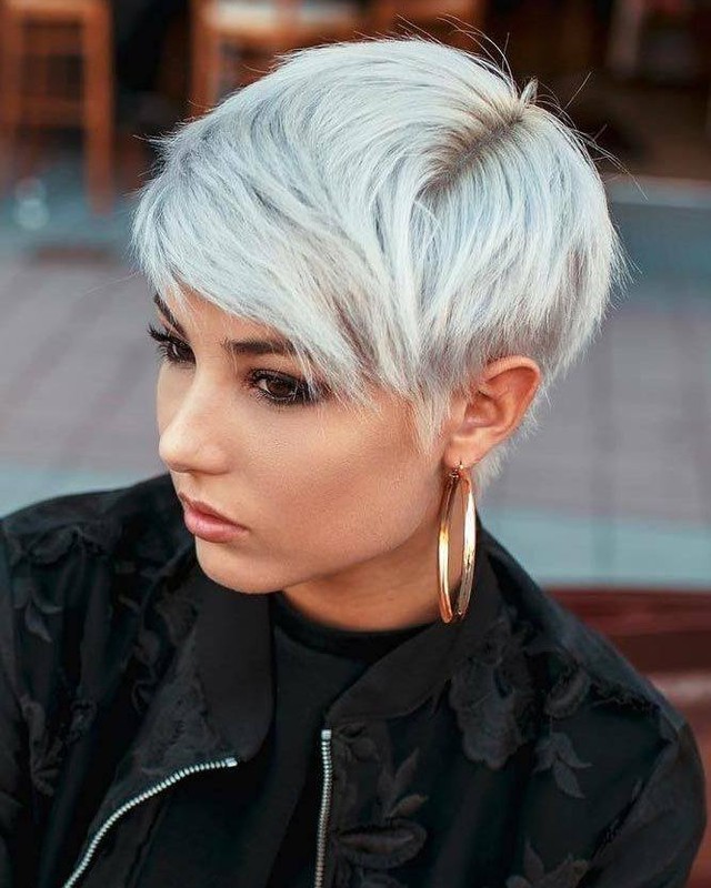 Pixie corto bianco scalato