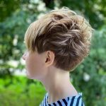 Pixie cut biondo laterale