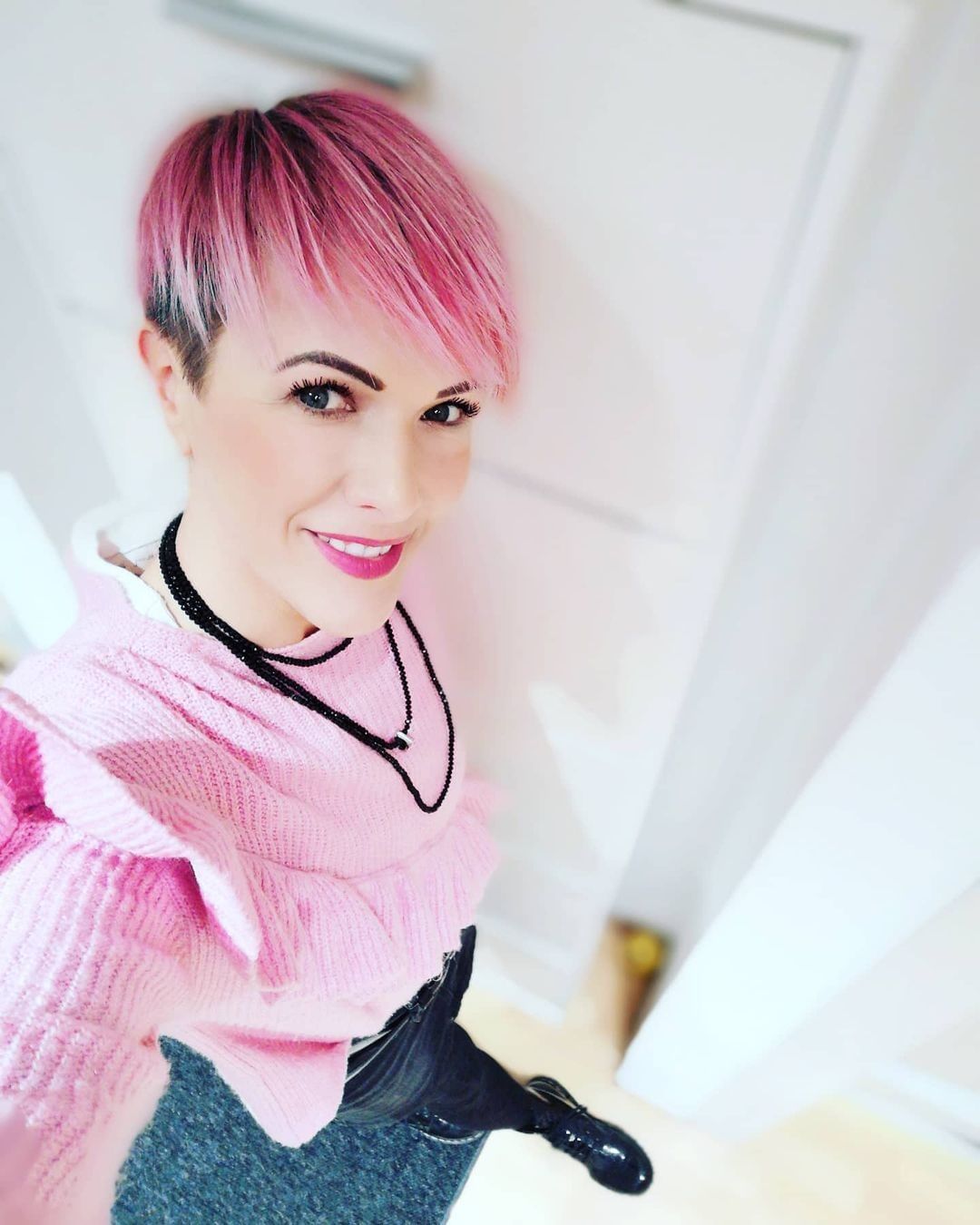 Pixie cut corto con colorazione fucsia - @mels_kkleiderkiste