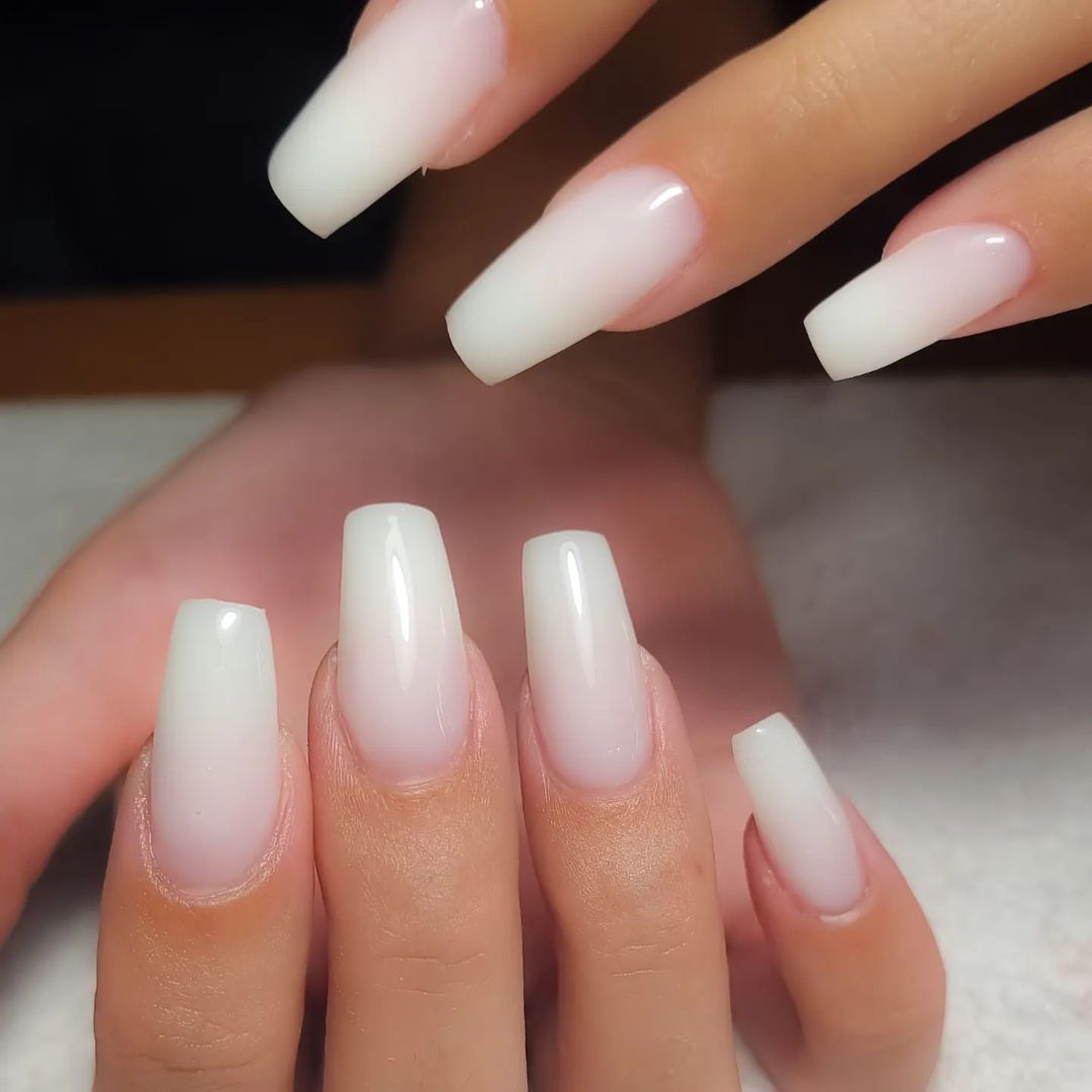 Unghie bianco latte, alcune nail art alla moda da cui prendere spunto