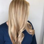 Taglio di capelli lunghi e biondi - @hollysalonmatos_