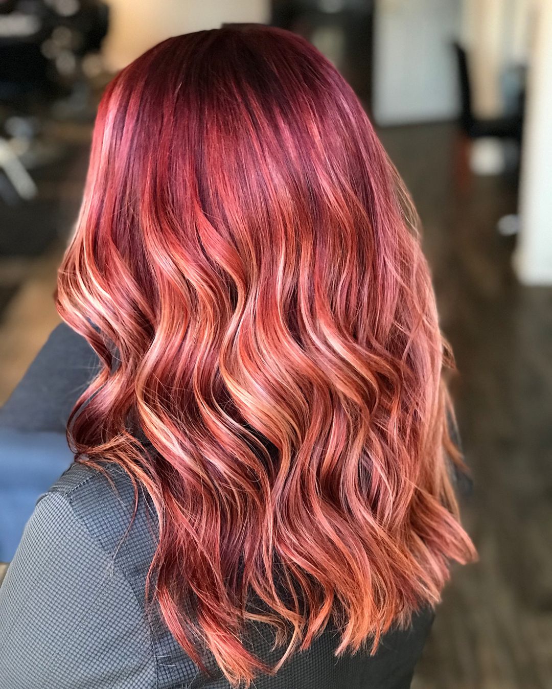 Capelli fucsia ondulati con riflessi