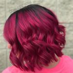 Capelli fucsia ondulati medi