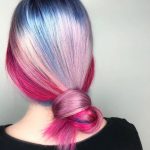 Capelli lisci multicolore raccolti