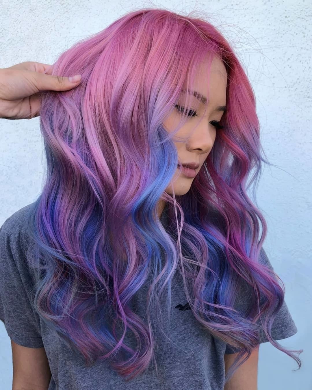 Capelli ondulati fucsia e blu