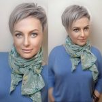 Capelli pixie bianchi viso rotondo