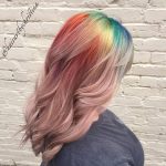 Capelli scalati arcobaleno