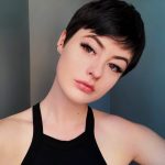 Pixie cut elegante con frangia