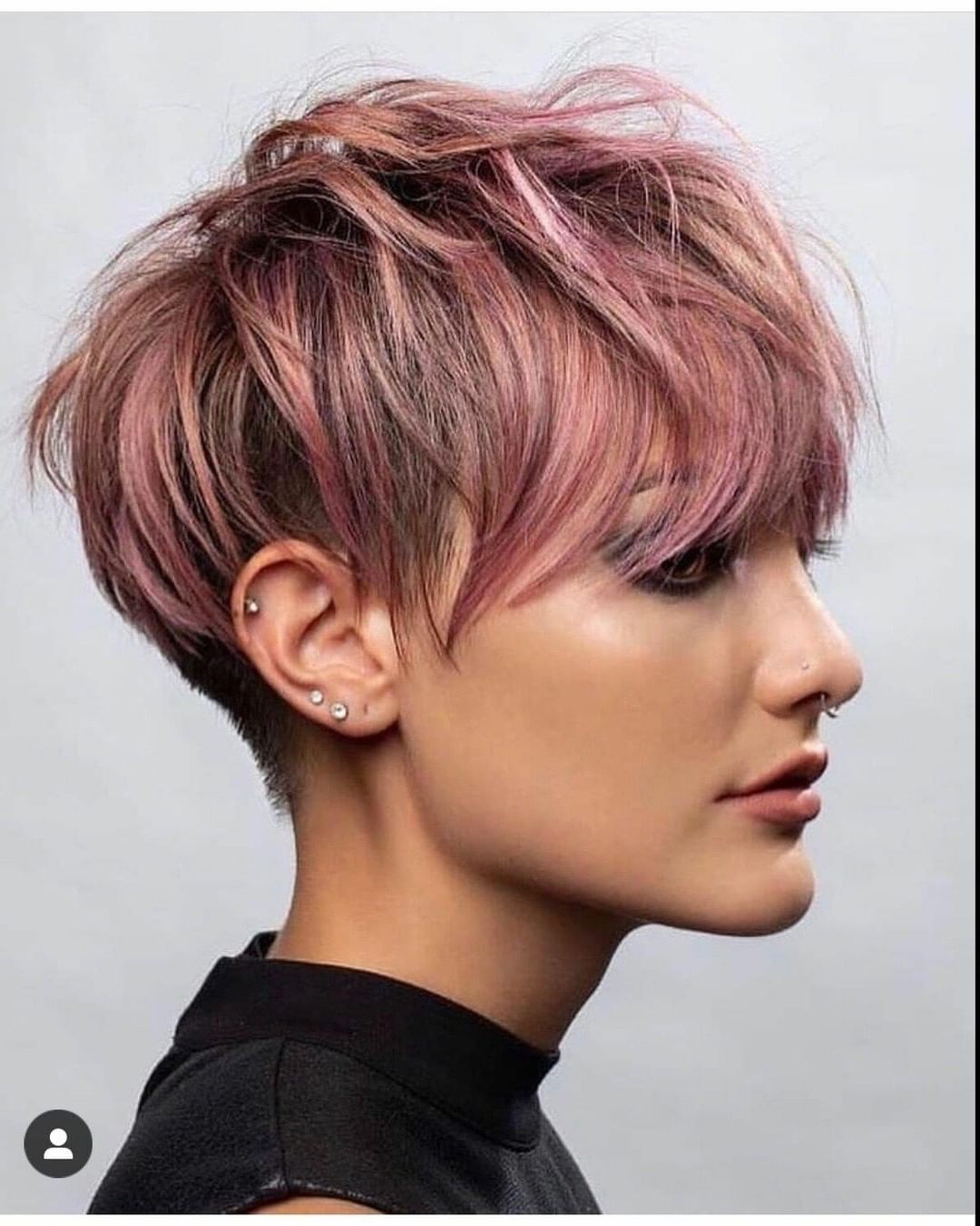 Taglio pixie con sfumature rosa - @kurzhaarestylen