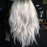 Taglio scalato con colore bianco - @therighthairstyles