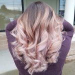 Taglio scalato con sfumature rosa - @camouflageandbalayage