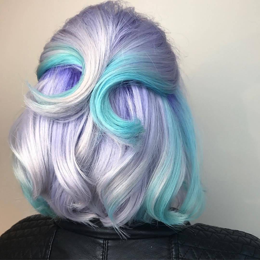 Capelli grigi con sfumature azzurre