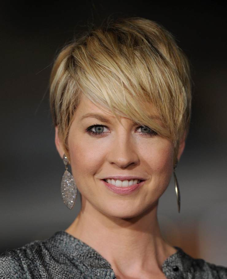 Jenna Elfman pixie cut