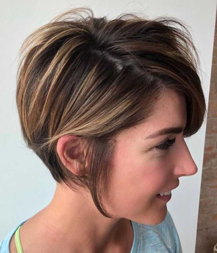 Pixie piumato con riflessi balayage