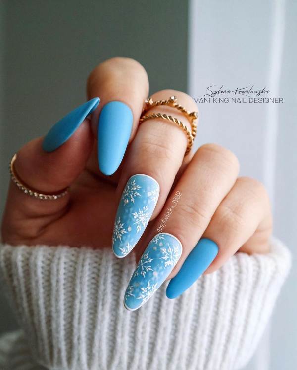 Nail Art Natale fiocchi di neve celeste 06-12-2022