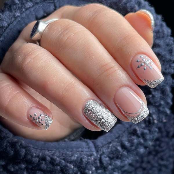 Nail art natalizia fiocchi di neve argento 20-12-2022