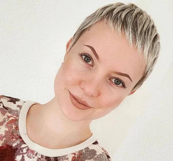 christinakiesewetter_ Pixie Cut doppio colore sfumature platino Natale 11-12-2022